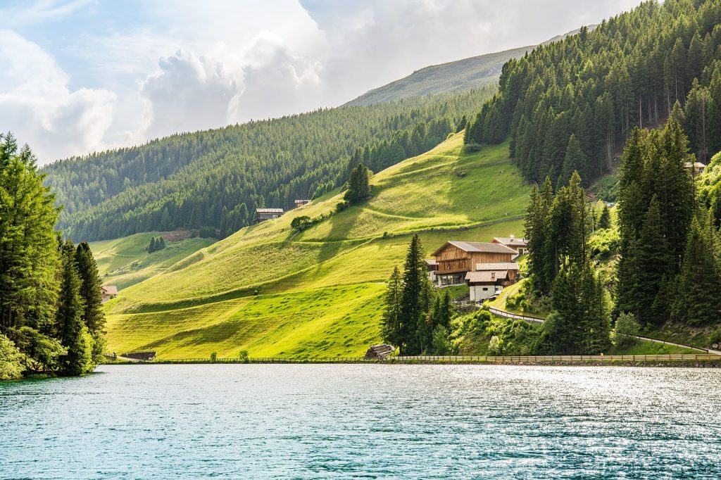 chalet sur lac dans les Alpes