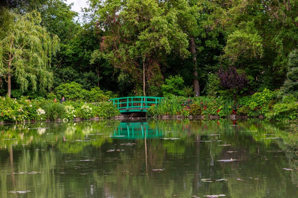 Jardins de Claude Monet à Giverny avec bassin aux nymphéas et pont japonais